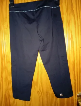 Leggings negros capri con detalles