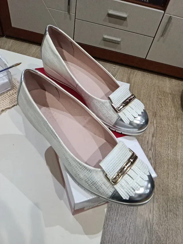Zapatos planos plateados y blancos