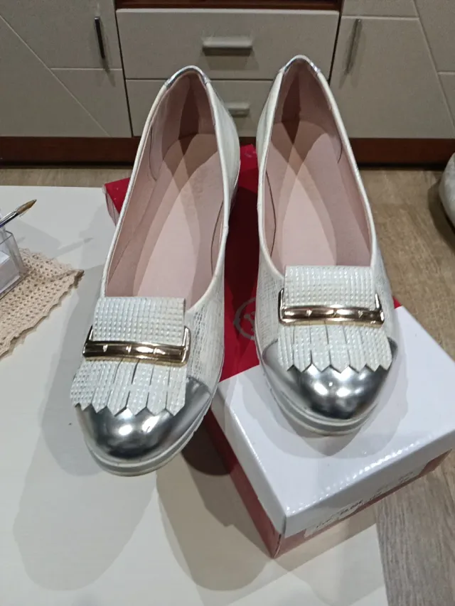 Zapatos planos plateados y blancos