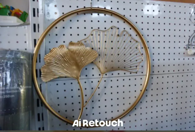 Decorazione murale con foglie dorate