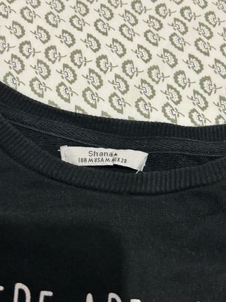 Sudadera negra con frase Happy