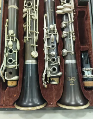 Estuche con 2 Clarinetes. Ver fotos.