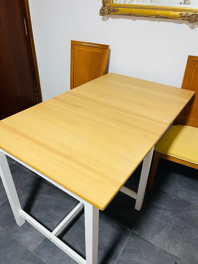 Comprensibile tavolo da pranzo in legno Ikea con sedie 
