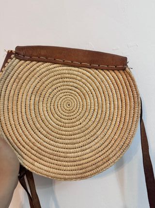 Bolso redondo de rafia con detalles en piel