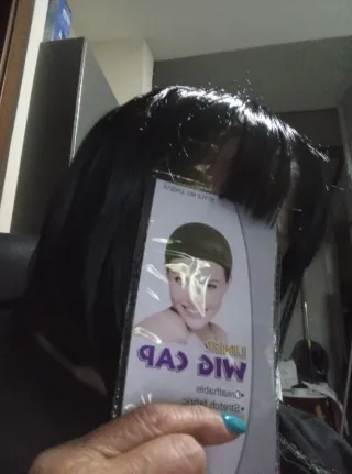 Peluca negra con gorro para peluca