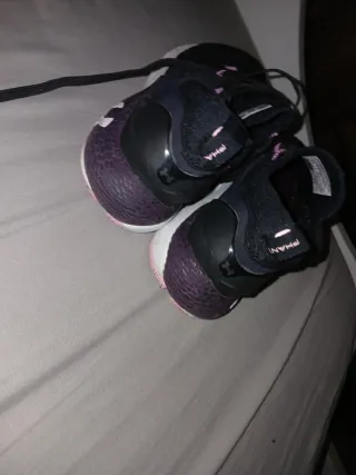 Zapatillas Under Armour Negras y Rosas