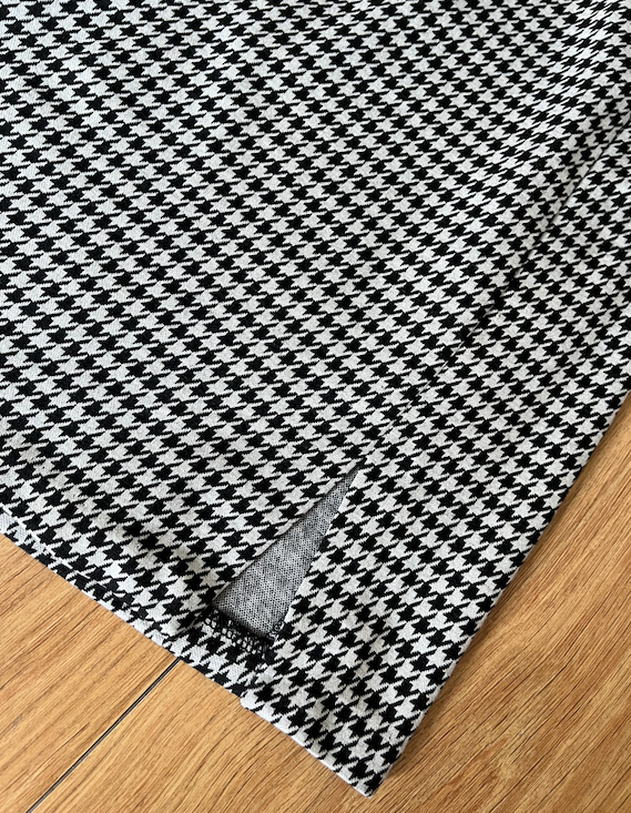 falda de cuadros pata de gallo blanca y negra