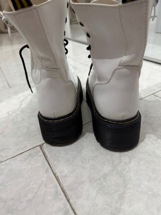 Anfibi bianchi in pelle