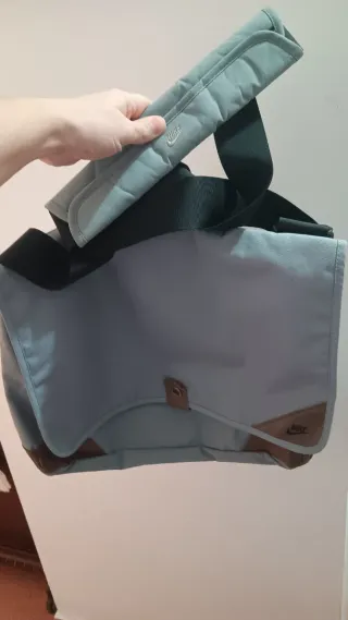 Maletín bandolera marca Nike.