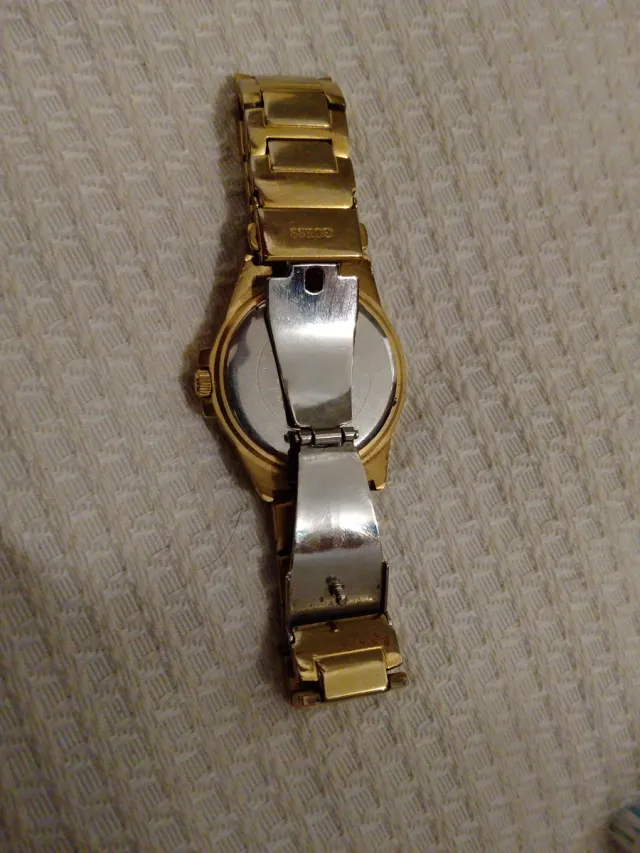 Reloj Guess Dorado con Cristales