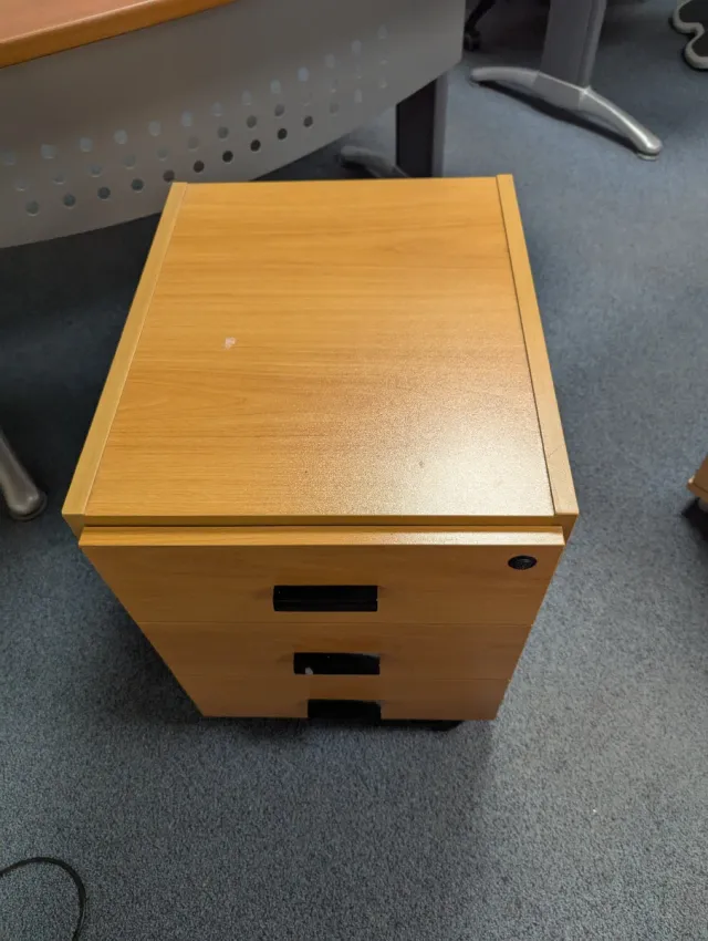 Mesita auxiliar 3 cajones madera