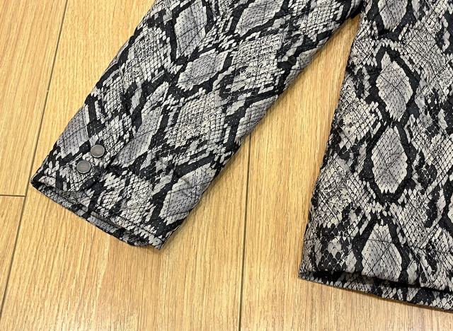chaqueta fina estampada de serpiente