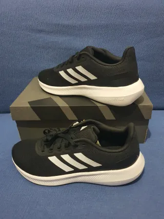 Zapatillas Adidas Negras y Blancas