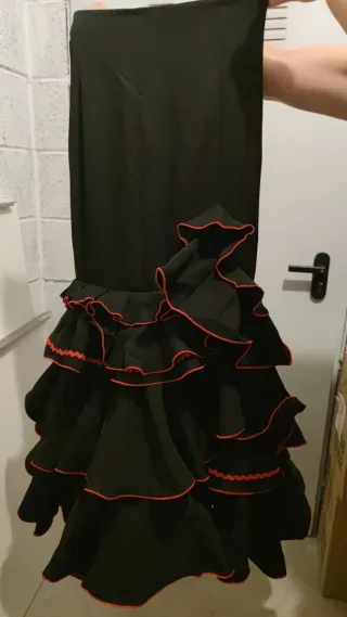Falda flamenca El Rocío negra volantes rojos
