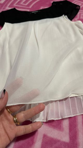 Camiseta Vestir Negra y Blanca Plisada DKNY