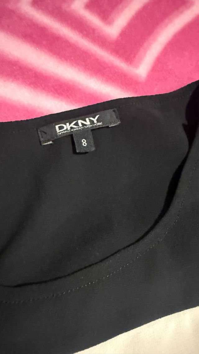 Camiseta Vestir Negra y Blanca Plisada DKNY
