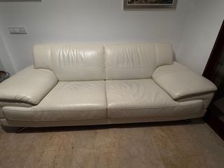 Divano in pelle bianca dal design moderno