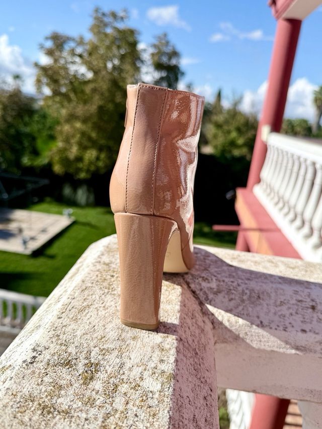 Botines charolados beige