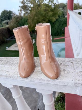 Botines charolados beige