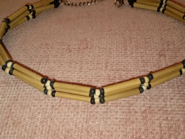 Collar de cuentas beige y negro