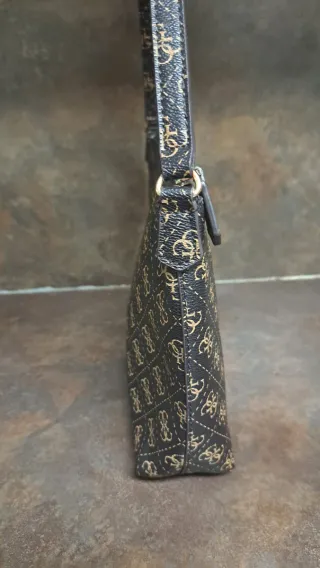 Bolso Guess Monogram negro y beige