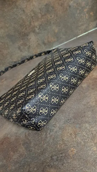 Bolso Guess Monogram negro y beige
