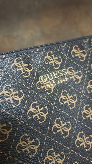 Bolso Guess Monogram negro y beige