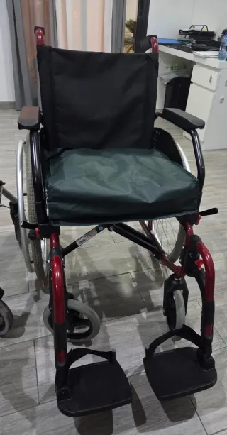 Silla de ruedas y andador con asiento como nuevos 
