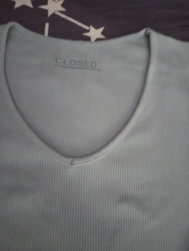 Jersey canutillo celeste cuello pico CLOSED