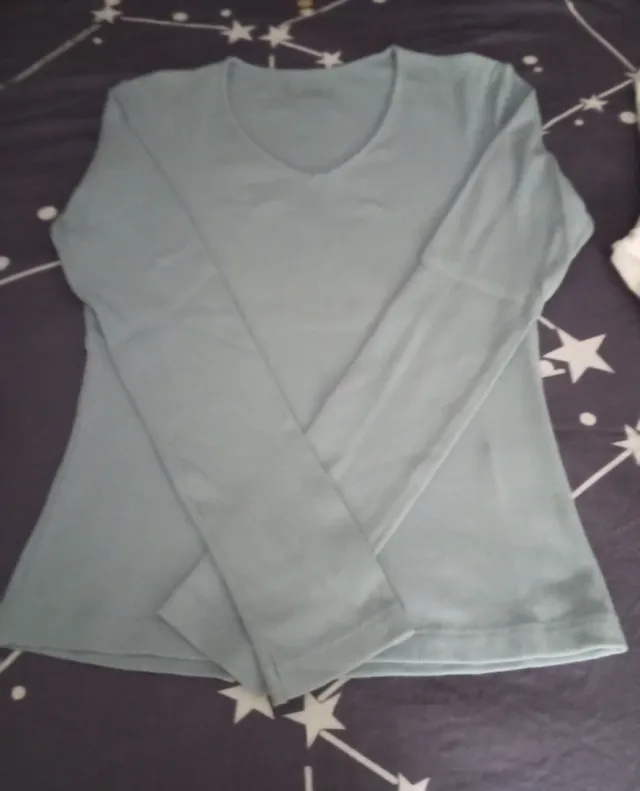 Jersey canutillo celeste cuello pico CLOSED