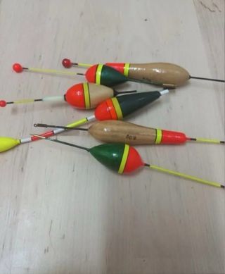 Caja de pesca con señuelos y flotadores