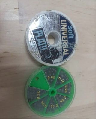 Caja de pesca con señuelos y flotadores