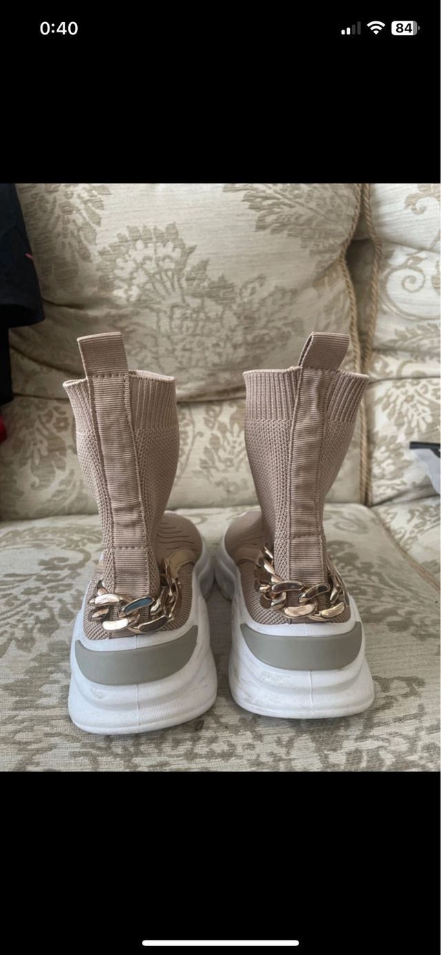 Zapatillas Botín Beige con Cadena Dorada