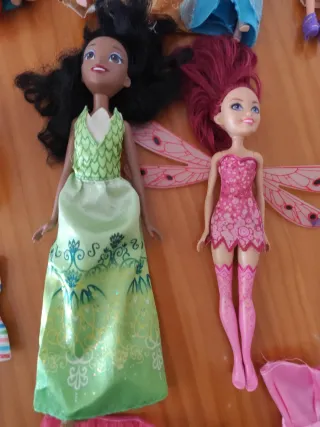 12 Muñecas Barbie y Princesas y conjuntos de ropa