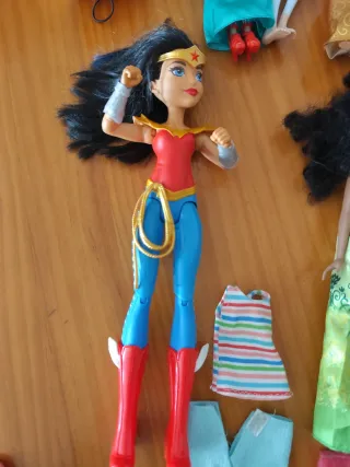 12 Muñecas Barbie y Princesas y conjuntos de ropa