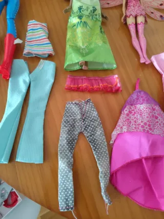 12 Muñecas Barbie y Princesas y conjuntos de ropa