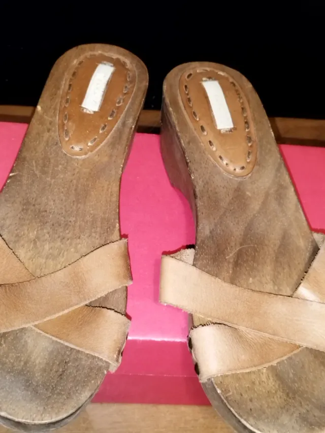 Auténticos Zuecos Abiertos con Base de Madera 40