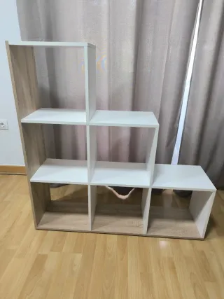 Estantería modular blanca y madera