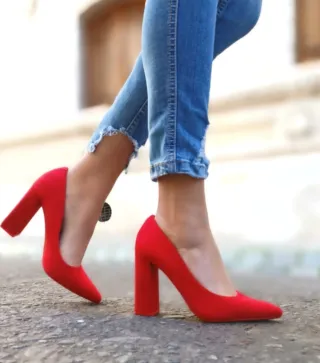 Tacones rojos de punta