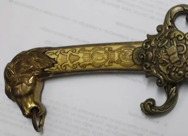 Espada decorativa com pederneira