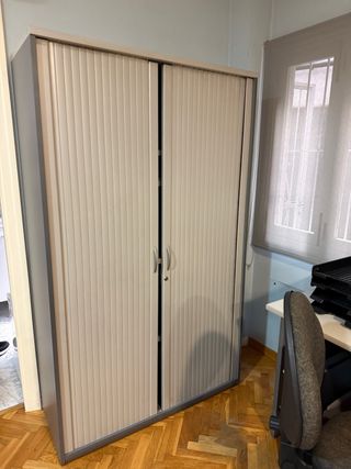 Muebles de oficina metálicos y de plástico