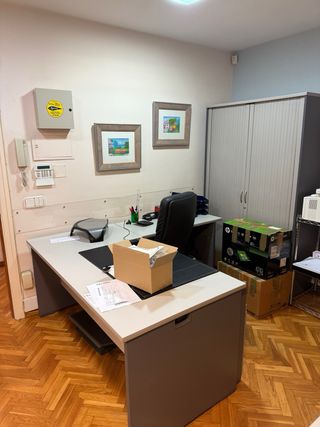 Muebles de oficina metálicos y de plástico