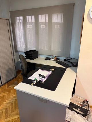 Muebles de oficina metálicos y de plástico