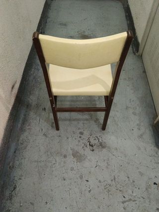 Silla de comedor madera y piel sintética beige