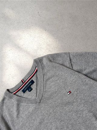 Jersey Tommy Hilfiger Cuello Pico Gris Talla M