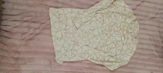 Camiseta de encaje floral beige y blanco