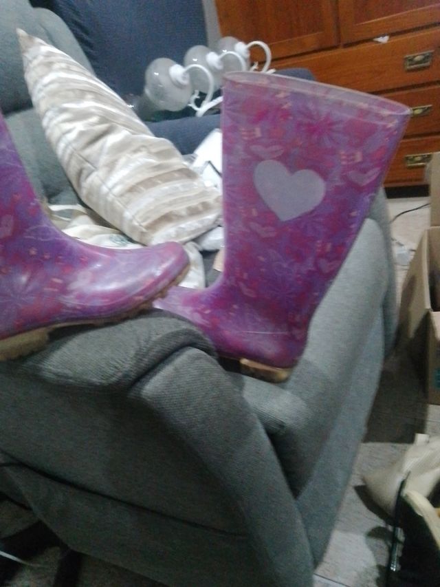 Botas de agua altas moradas con corazones
