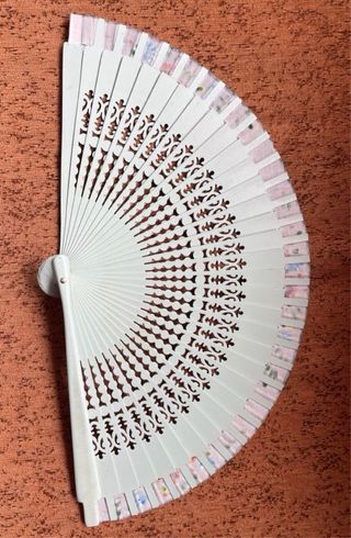 Abanico blanco pintado a mano