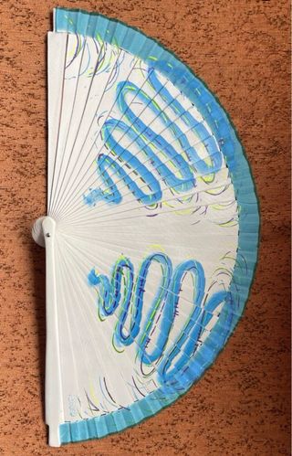 Abanico blanco con diseño azul