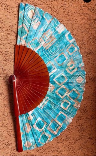 Abanico de madera y tela con diseño